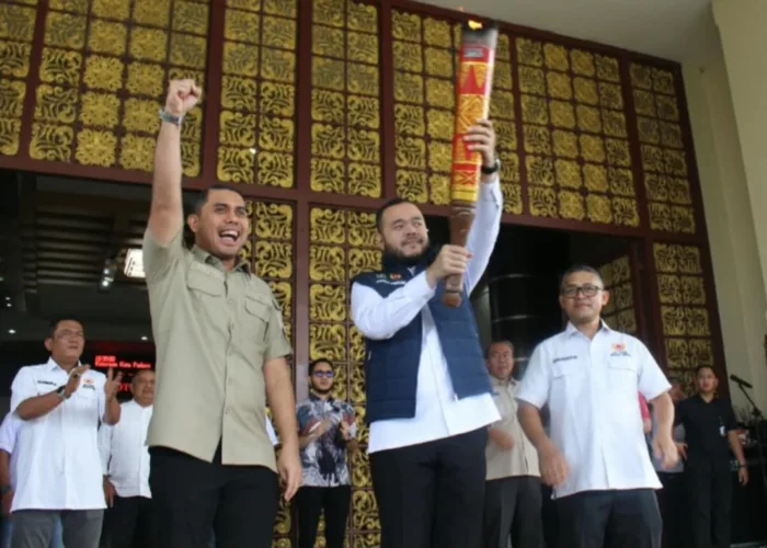 Api Porprov XVI Tiba di Balai Kota Padang, Diarak Keliling Kota