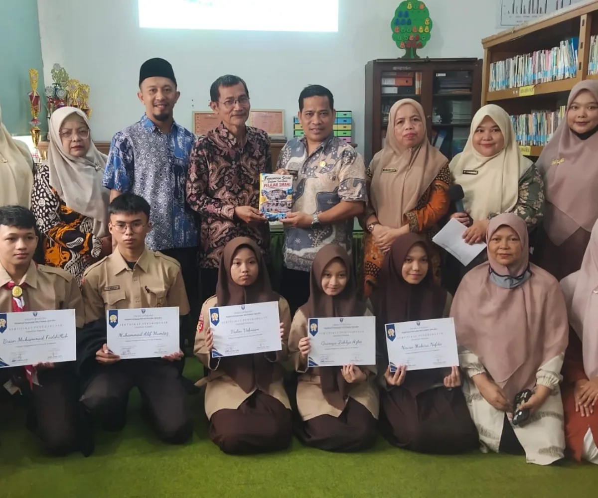 SMAN 5 Padang Luncurkan dan Bedah Buku “Fenomena Sosial Dalam Sorotan Pelajar SMANLI”