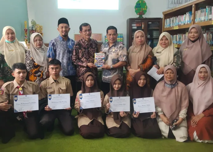SMAN 5 Padang Luncurkan dan Bedah Buku “Fenomena Sosial Dalam Sorotan Pelajar SMANLI”