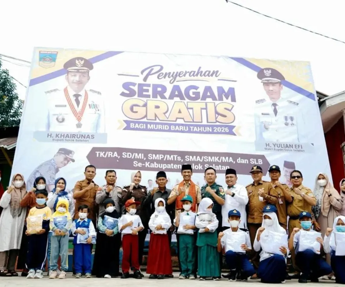 Ringankan Beban Orang Tua, Pemkab Solsel Salurkan 2.430 Stel Seragam Gratis di Pauh Duo