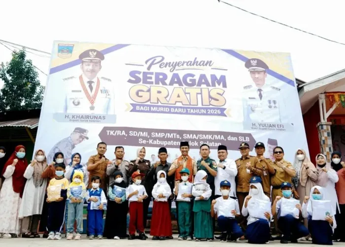 Ringankan Beban Orang Tua, Pemkab Solsel Salurkan 2.430 Stel Seragam Gratis di Pauh Duo