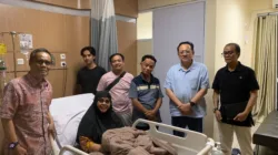 Irman Gusman Jenguk Istri Ketua MUI Sumbar Korban Kebakaran KMP Batumandi di RS Medika Cilegon