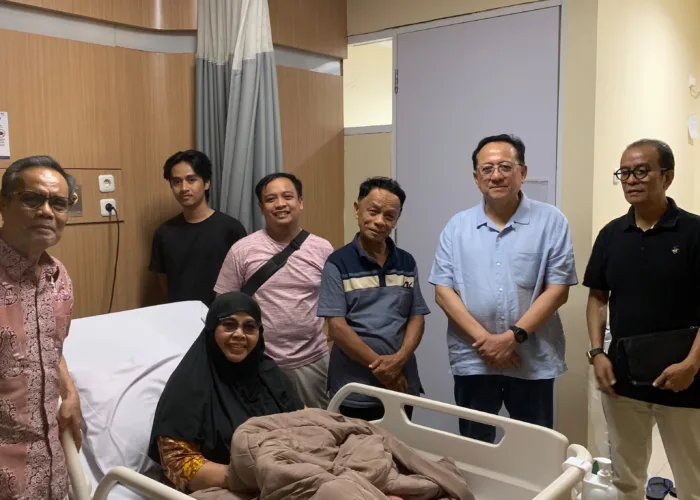 Irman Gusman Jenguk Istri Ketua MUI Sumbar Korban Kebakaran KMP Batumandi di RS Medika Cilegon
