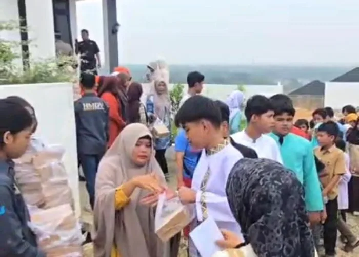 Ajak 100 Anak Yatim Makan Bersama, Joni Ardi Berharap Spiro Village Segera Bangun Masjid