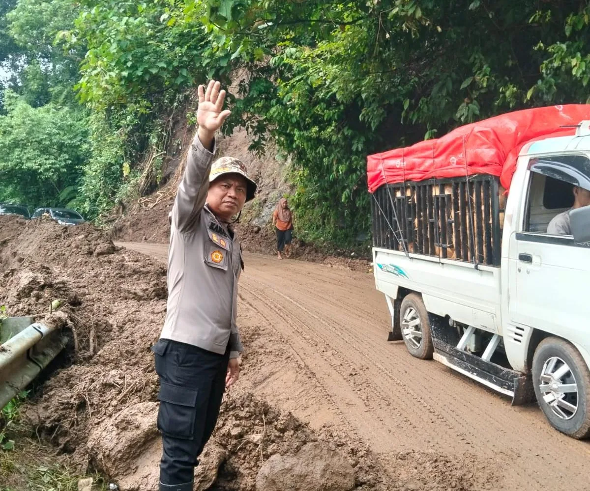 Jalan Tapan – Kerinci Kembali Normal Usai Tertimbun Longsor, Polisi dan Tim Gabungan Bergerak Cepat