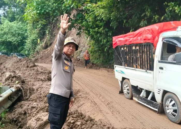 Jalan Tapan – Kerinci Kembali Normal Usai Tertimbun Longsor, Polisi dan Tim Gabungan Bergerak Cepat
