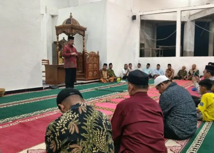 Perkuat Keimanan, Prof. Dr. Fauzi Bahar, M.Si. Datuak Sati Ajak Jamaah Masjid Al Kaffah Biasakan Anak Shalat Berjamaah
