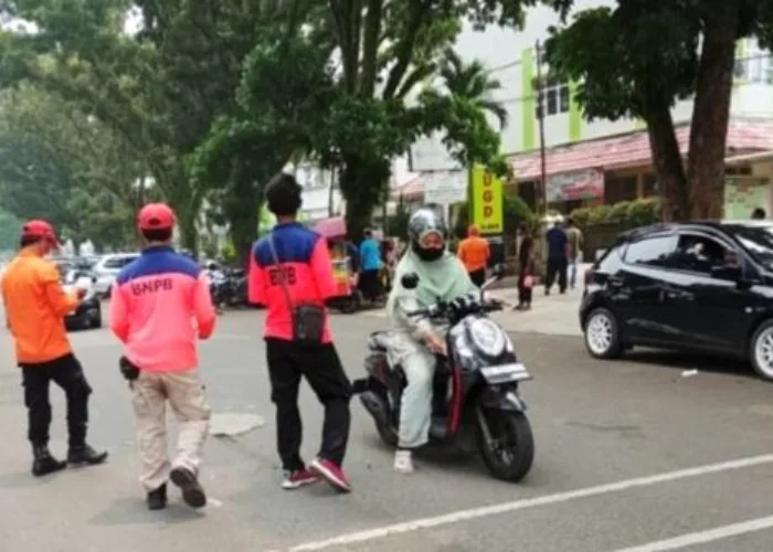 Diselimuti Asap, BPBD Pasaman Barat Bagikan Masker
