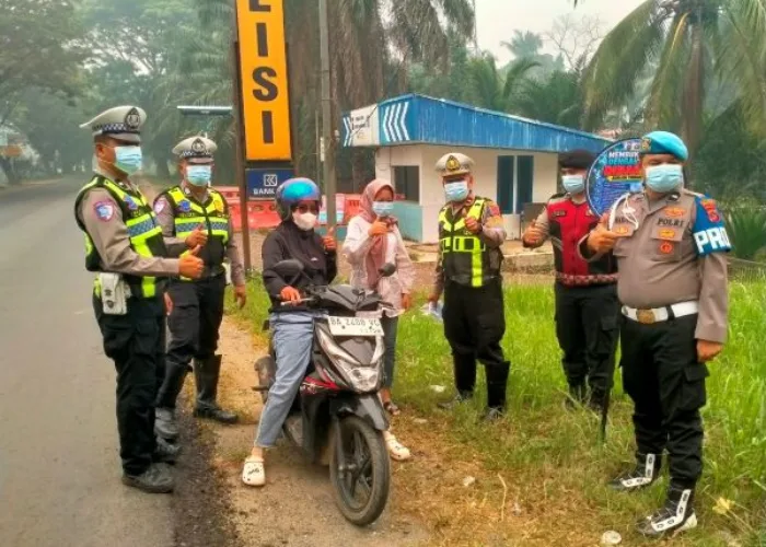 Kabut Asap Selimuti Dharmasraya, Polres Bagikan Ratusan Masker kepada Warga