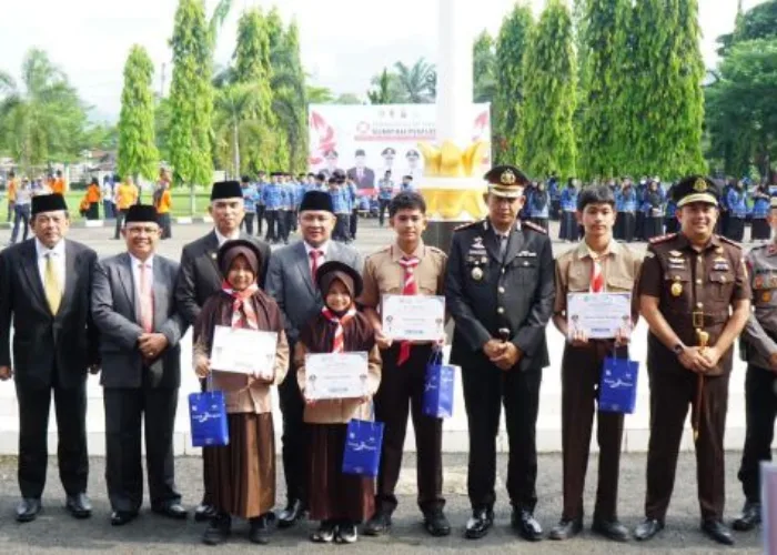 Pemkab Dharmasraya Salurkan Beasiswa untuk 211 Siswa Berprestasi
