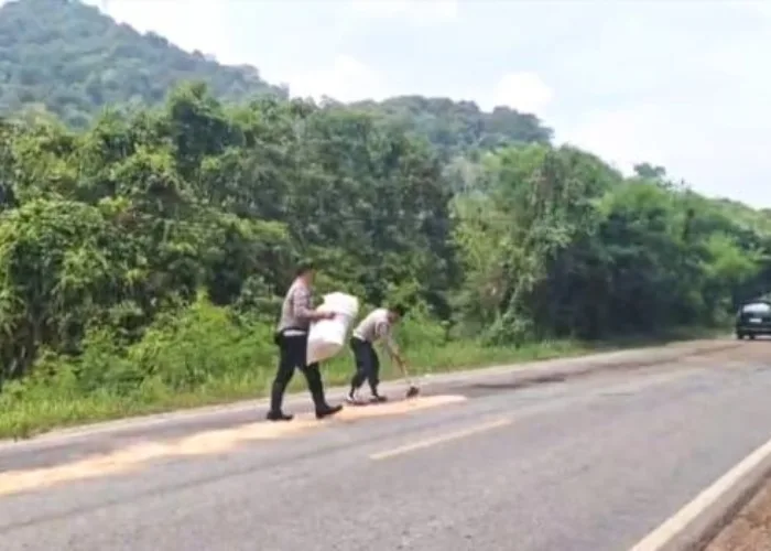 Peduli Keselamatan Pengendara, Polisi dan Warga Gotong Royong Bersihkan Tumpahan Solar di Jalan Lintas Sumatera