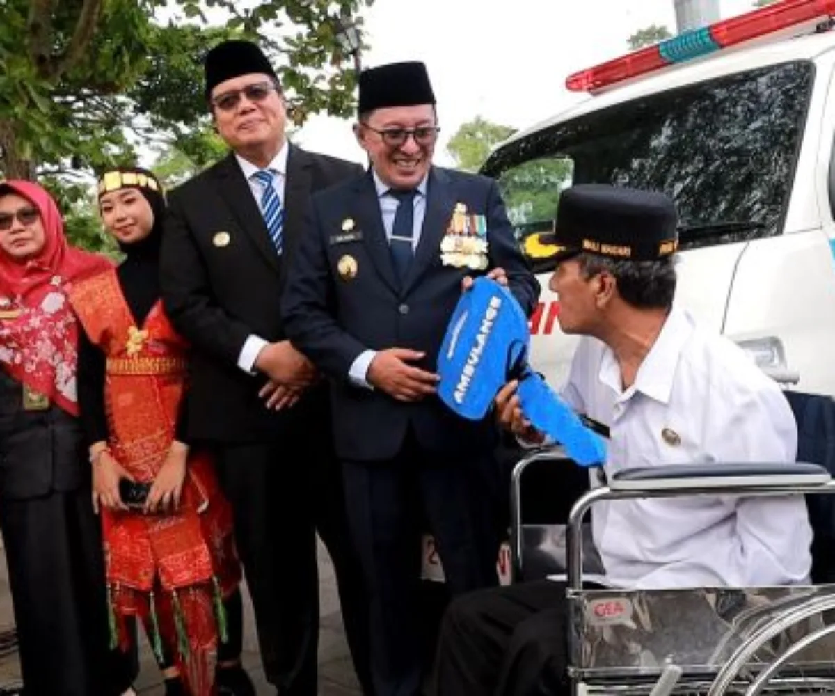Perkuat Layanan Kesehatan, Pemkab Tanah Datar Serahkan Tujuh Ambulans Nagari