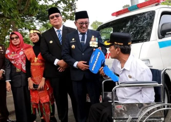 Perkuat Layanan Kesehatan, Pemkab Tanah Datar Serahkan Tujuh Ambulans Nagari
