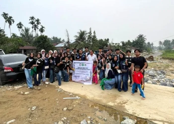 Mahasiswa STIA Adabiah Padang Salurkan Bantuan Sembako ke Warga Terdampak Bencana di Guo