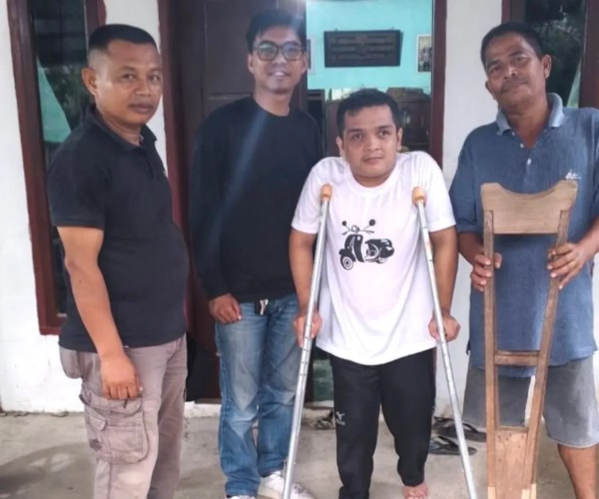 Lisda Hendrajoni Salurkan Bantuan Tongkat Medis untuk Pemuda di Sutera