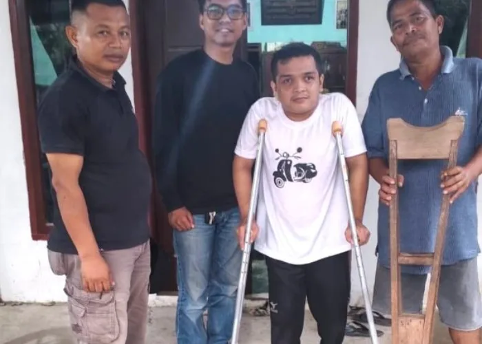 Lisda Hendrajoni Salurkan Bantuan Tongkat Medis untuk Pemuda di Sutera