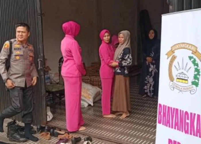 Bhayangkari Cabang Pasaman Barat Bersama Ranting Talamau Salurkan Bantuan ke Panti Asuhan