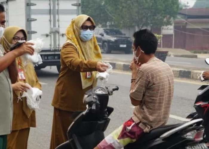 Pemkab Dharmasraya Kembali Bagikan Masker Imbas Kabut Asap dari Daerah Tetangga
