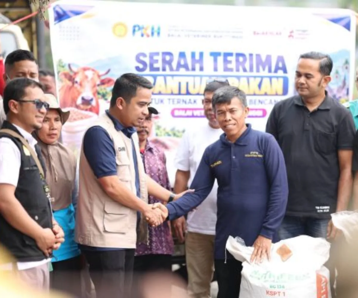 Wako Solok Serahkan Bantuan Pakan Ternak dari Kementerian Pertanian kepada Warga Terdampak Pascabanjir