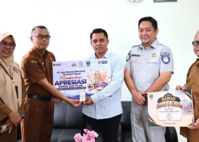 Tak Percaya Jadi Pemenang Gebyar Pajak Sumbar 2026, Novandri Rismi Terima Emas 5 Gram