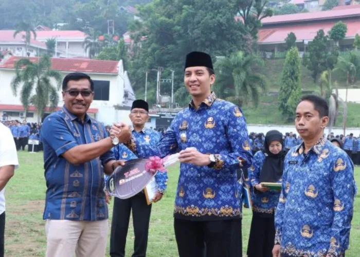 Walikota Riyanda Lepas Kontingen Porprov dan Terima Bantuan CSR PTBA Mobil Sedot Tinja dan Bentor