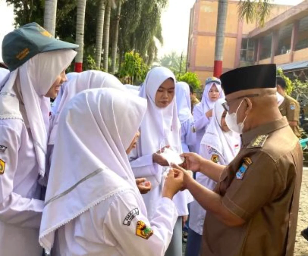 Bupati Yulianto Bagikan Ribuan Masker untuk Pelajar dan Pengguna Jalan