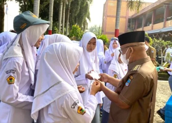 Bupati Yulianto Bagikan Ribuan Masker untuk Pelajar dan Pengguna Jalan