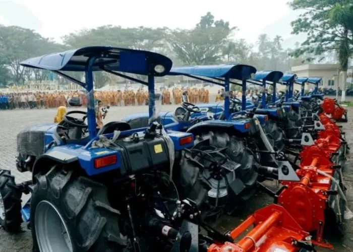 Bupati Khairunas dan Wabup Yulian Efi Serahkan Bantuan Jonder, Perkuat Dukungan untuk Petani Solok Selatan