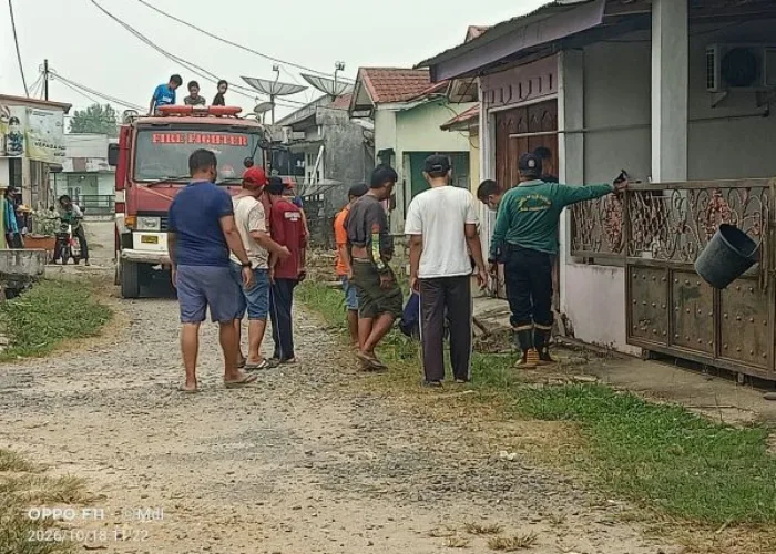 Satpol PP dan Pemadam Kebakaran Dharmasraya bersama Warga Komplek Bumi Lawai Permai Bergoro Cegah DBD