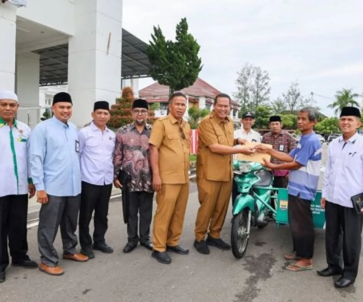 Wali Kota Pariaman Serahkan Bantuan Becak Motor BAZNAS untuk Pemulung di Kelurahan Pasir