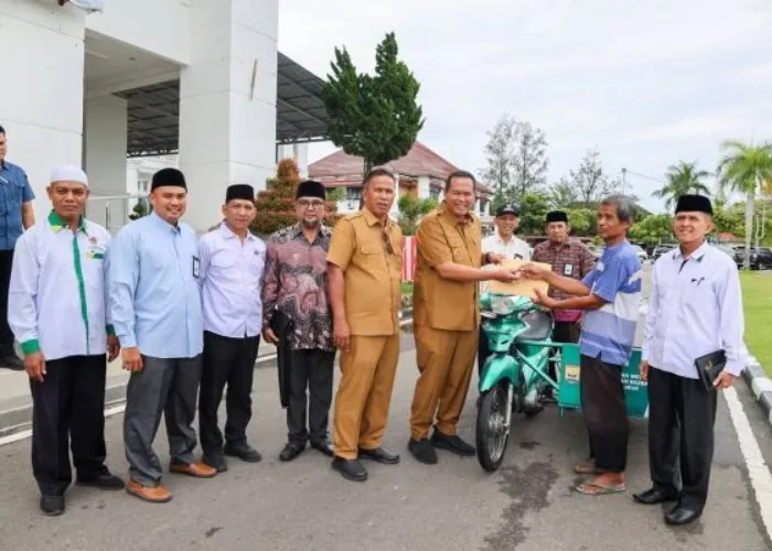 Wali Kota Pariaman Serahkan Bantuan Becak Motor BAZNAS untuk Pemulung di Kelurahan Pasir
